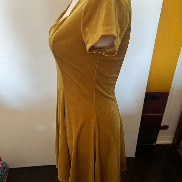 Urban Outfitters Velvet Minidress. Sweetheart neckline. Size S. Mustard yellow. - Picture 3 of 6